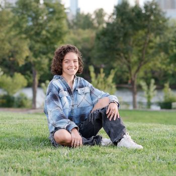 Boom Island Park senior photo of girl with Minneapolis skyline